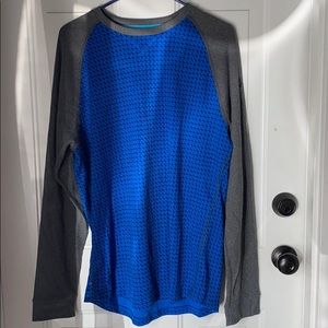 Black and dark gray Under Armour men’s shirt.